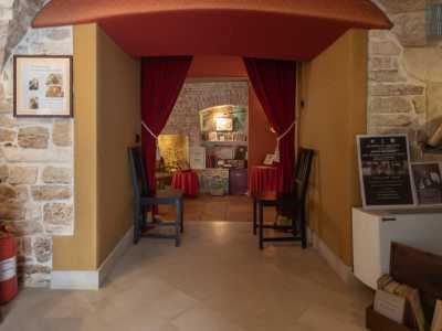 Il vero fulcro � per� rappresentato dalla stanza principale, alla quale si accede attraversando un arco adornato da due tende di velluto rosso  